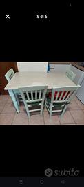 Tavolo con 4 sedie in legno 