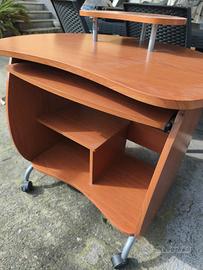 Scrivania Porta PC con ruote – Compatta e Funziona