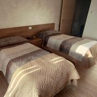 letti singoli e comodino