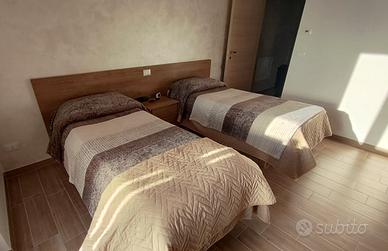 letti singoli e comodino