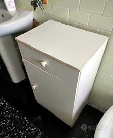 Mobiletto da bagno bianco con cassetto