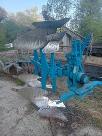 Aratro bivomere reversibile