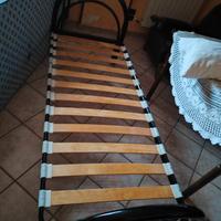 Lettino singolo con doghe in legno 