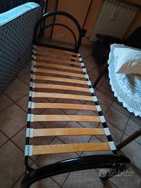 Lettino singolo con doghe in legno 