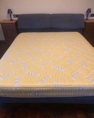 Letto matrimoniale Axil con materasso in alcantara