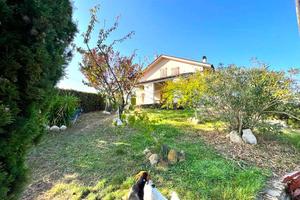 SOLUZIONE SINGOLA IMMERSA NEL VERDE con TERRENO