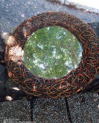 Grande specchio in rattan intrecciato 