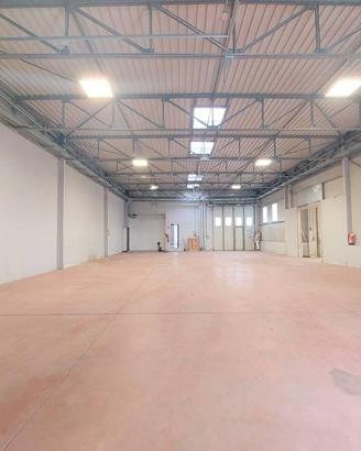 Immobile di 300 m² con 1 locale a Mariano Comense