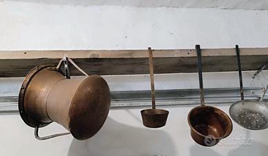 set pentola e mestoli antichi in rame 