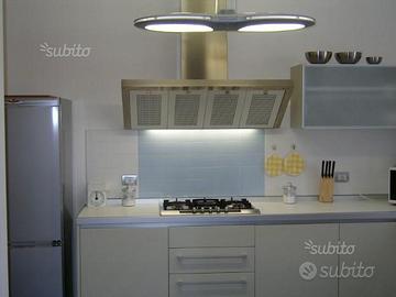 Lampadario a sospensione e faretti per cucina