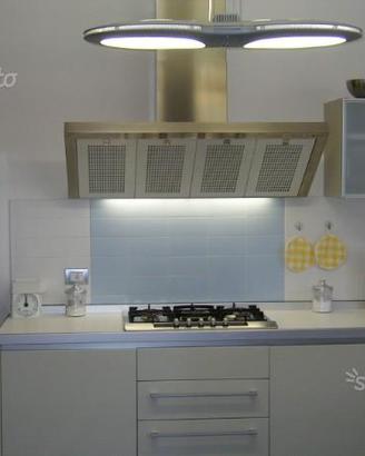Lampadario a sospensione e faretti per cucina