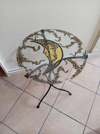 piccolo tavolino in ferro battuto e vetro soffiato