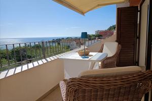 Panoramico con terrazza a 50mt dalla spiaggia