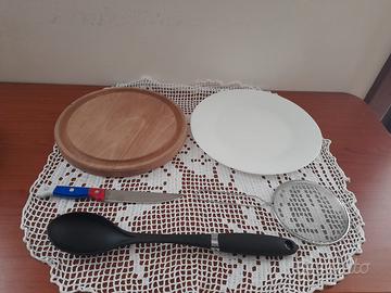 Set cucina: tagliere colino mestolo coltello piatt