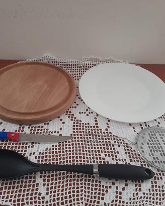 Set cucina: tagliere colino mestolo coltello piatt