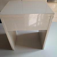 Sgabello in legno con contenitore 