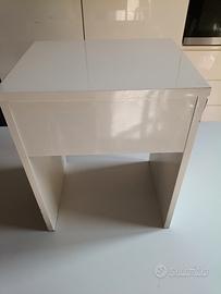 Sgabello in legno con contenitore 