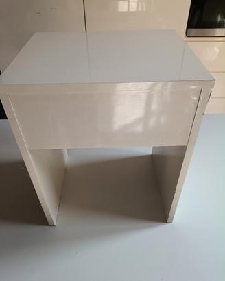 Sgabello in legno con contenitore 
