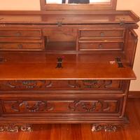 Mobile antico con scomparto segreto