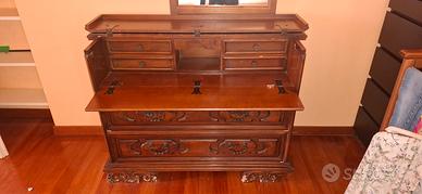 Mobile antico con scomparto segreto