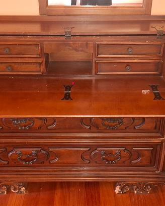 Mobile antico con scomparto segreto