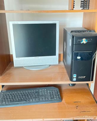 pc Acer con camera monitor e tastiera