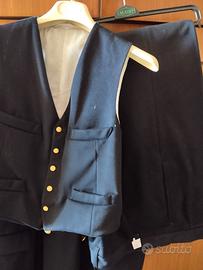 vestito completo con berretto e cappotto della mar