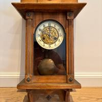 Orologio meccanico a pendolo da parete in legno