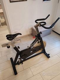 Cyclette da spinning con volano da 45 cm