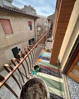 CASA INDIPENDENTE SU TRE LIVELLI CON MANSARDA