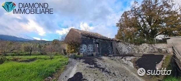 Terreno 10.000 mq con rustici a sant'alfio