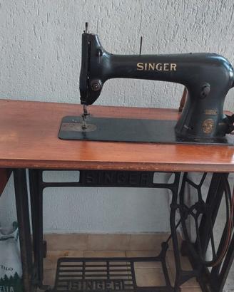 Macchina da cucire Singer d'epoca con mobile