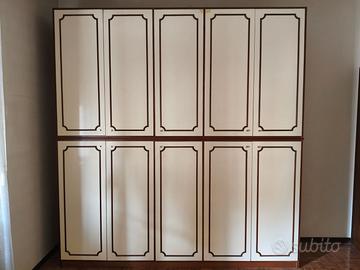 Armadio beige chiaro a 5 moduli e 10 ante