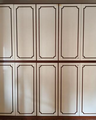 Armadio beige chiaro a 5 moduli e 10 ante