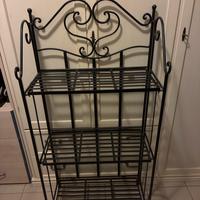 Libreria, etagere con vaso