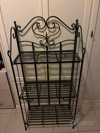 Libreria, etagere con vaso