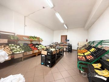 Locale commerciale con posto auto coperto
