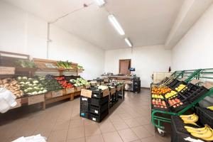 Locale commerciale con posto auto coperto