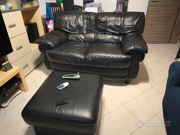 Divano 2p nero pelle  + pouf pelle