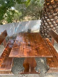 Tavolo e panche in legno