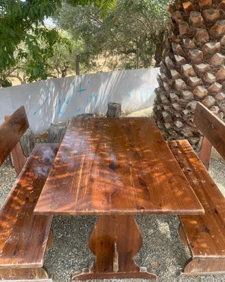 Tavolo e panche in legno