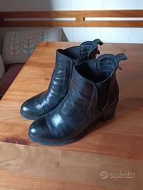 Stivaletti in pelle nera mezzo tacco N.37