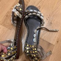 Sandali bassi con borchie e conchiglie