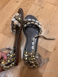 Sandali bassi con borchie e conchiglie