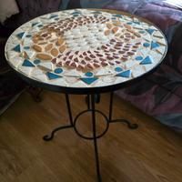 Tavolino con base in ferro e top in mosaico