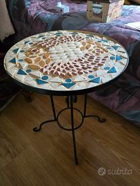 Tavolino con base in ferro e top in mosaico