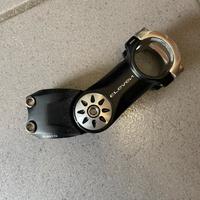 Attacco manubrio regolabile