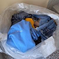 12,5kg di vestiti di marca ( 52 pezzi)