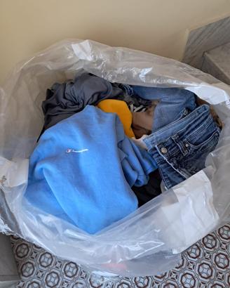 12,5kg di vestiti di marca ( 52 pezzi)