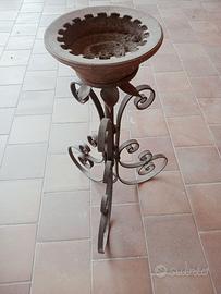 Posacenere a colonna da esterno in ferro battuto.